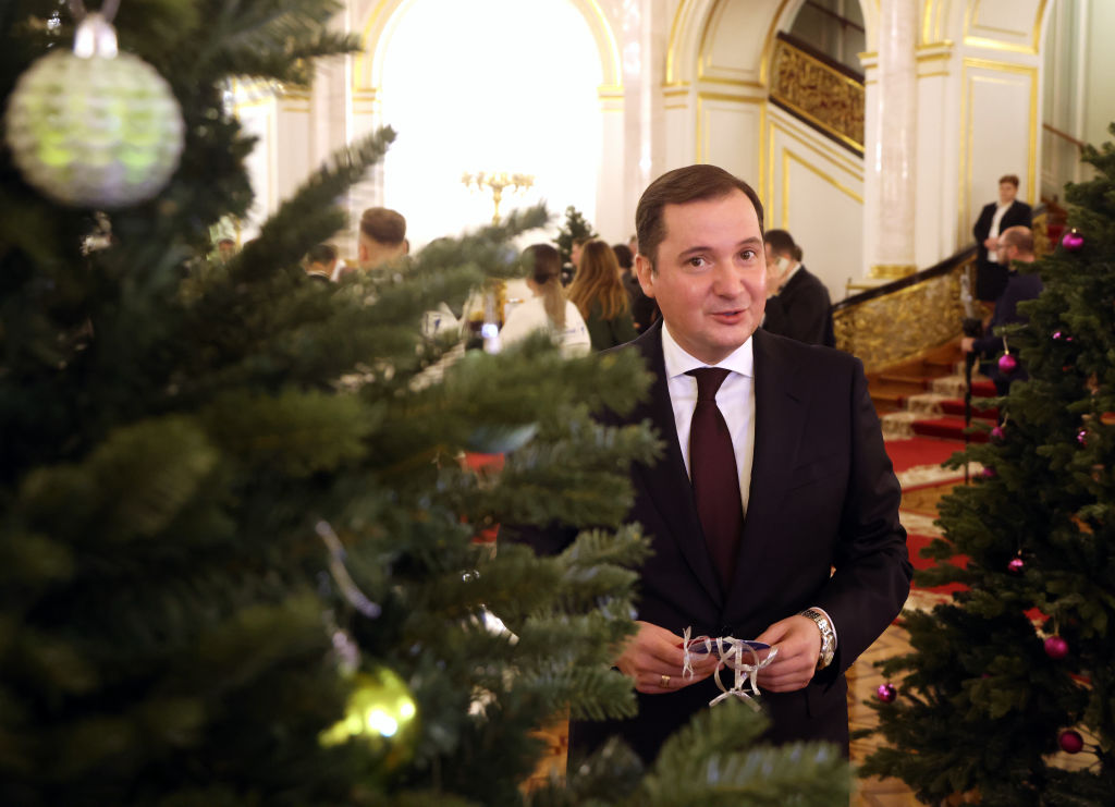 Andrei Chibis tersenyum semasa Majlis Negeri di Istana Kremlin Agung