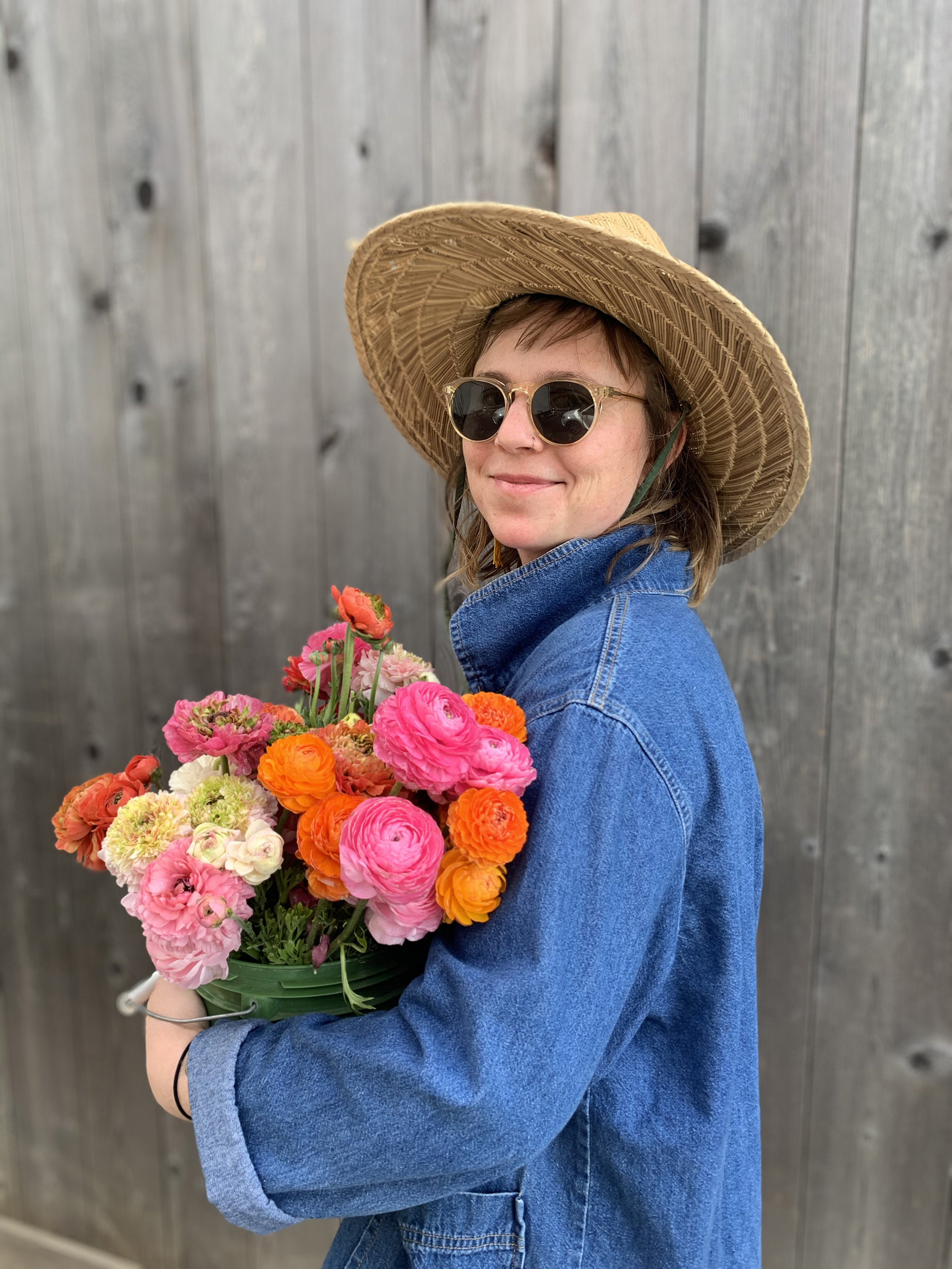 Scott Chang-Fleeman, pemilik dan petani Shao Shan Farm, menanam sayuran Asia di Bolinas, Calif. pada 2 Mei 2019.