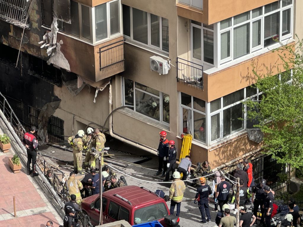 Kebakaran meletus di bangunan 13 tingkat di Turki Istanbul