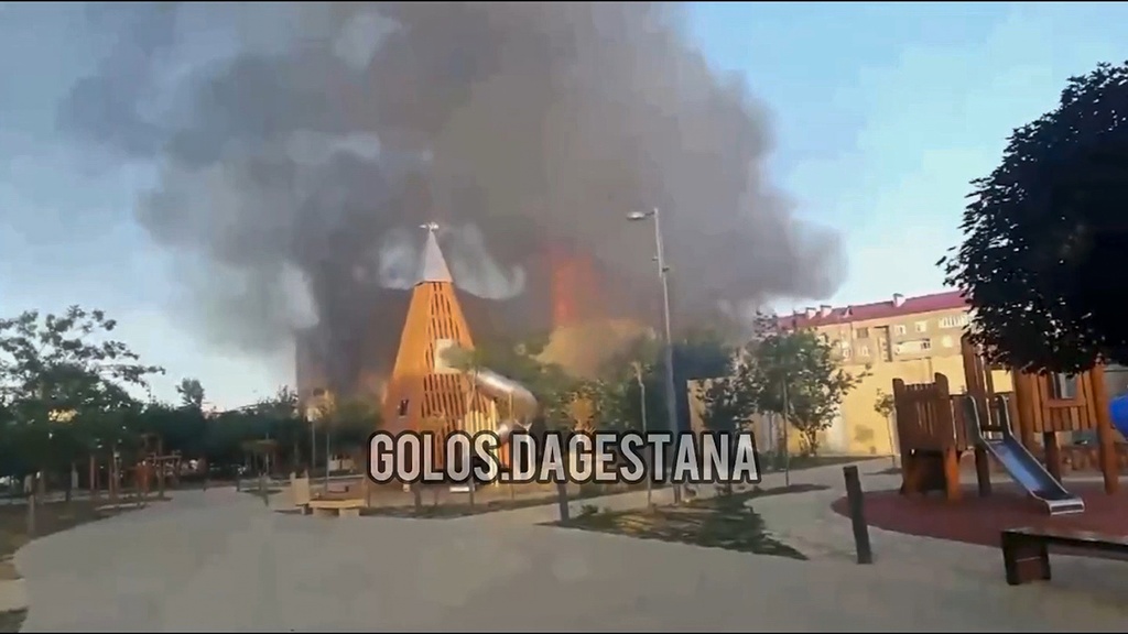 Gambar ini diambil dari video yang dikeluarkan oleh Golos Dagestana menunjukkan asap yang naik selepas serangan di Makhachkala, republik Dagestan, Rusia, Ahad, 23 Jun 2024.