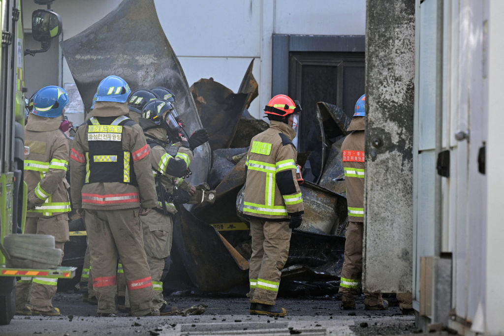 Pasukan bomba berkumpul di lokasi kebakaran di sebuah kilang bateri litium milik pengeluar bateri Korea Selatan Aricell di Hwaseong pada 24 Jun 2024.