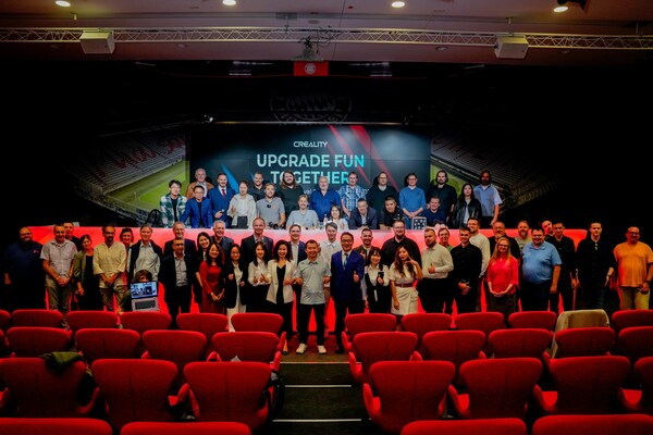 Creality-Partner, Medienvertreter, Influencer und Anwender nahmen an „Upgrade Fun Together“ in der ikonischen Allianz Arena, Deutschland, teil