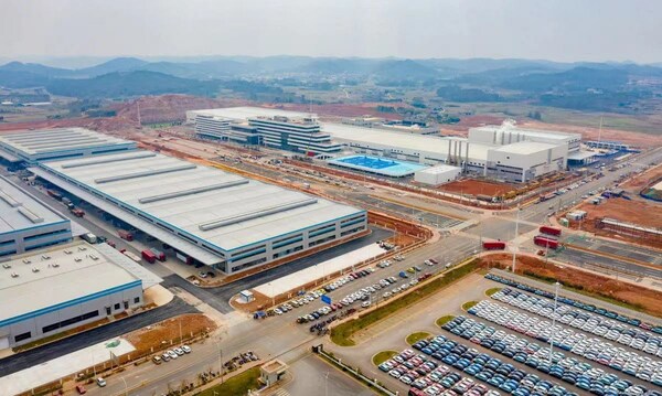Das Foto zeigt einen NEV-Produktionsstandort im Lingli Industrial Park mit neu hergestellten Fahrzeugen, die für die Auslieferung aufgereiht sind.