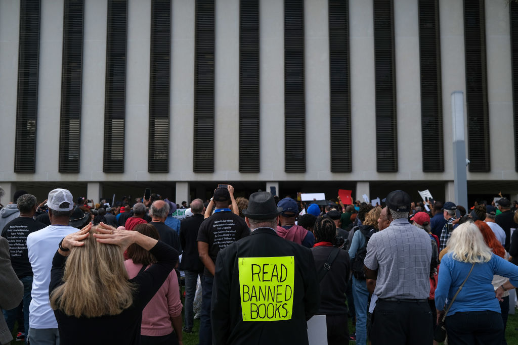 Demonstranten protestieren gegen den Plan des Gouverneurs von Florida, Ron DeSantis, einen A.P.-Kurs über afroamerikanische Studien in Tallahassee zu verhindern