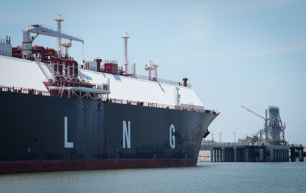 Ein großes Schiff für verflüssigtes Erdgas liegt im Calcasieu River am 7. Juni 2023 in der Nähe von Cameron, Louisiana angedockt. 