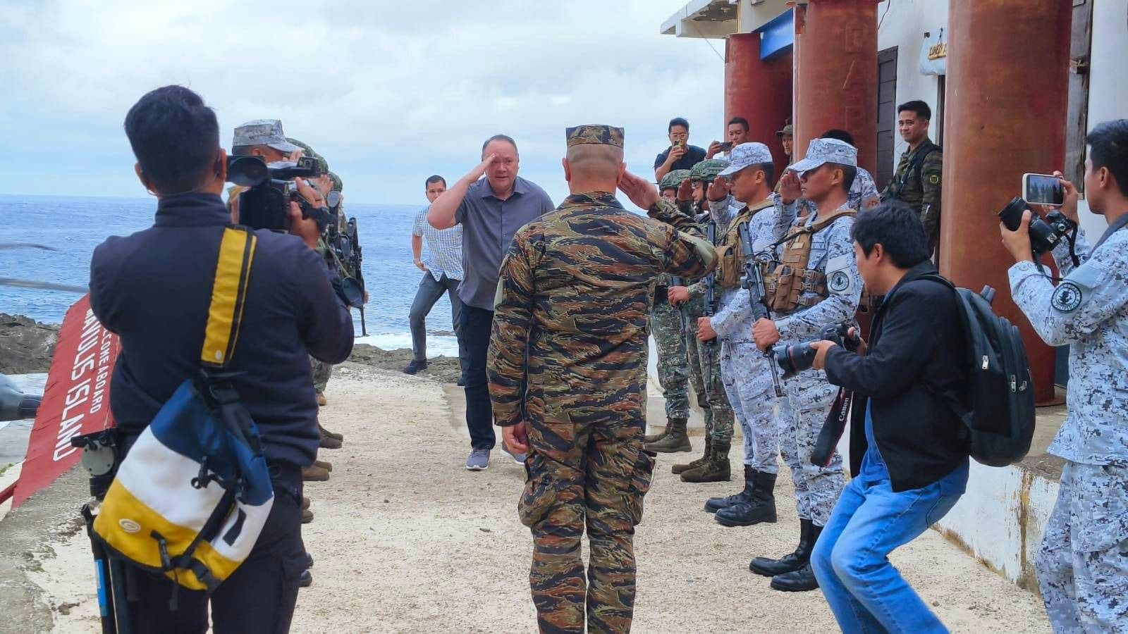 Verteidigungsminister Gilberto Teodoro besucht am Dienstag, den 6. Februar 2024, zusammen mit Militärvertretern die Mavulis-Insel im Norden der Philippinen.