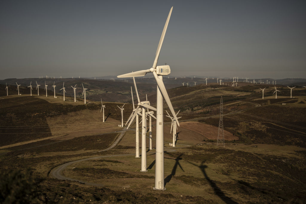 Windparks in der spanischen Region Galizien, da die Investitionen in saubere Energie 1,8 Billionen US-Dollar erreichen