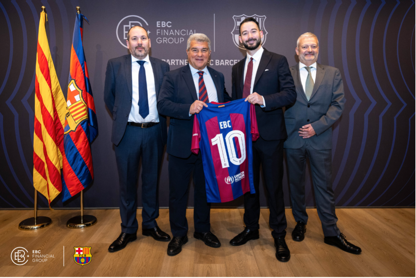 EBC Financial Group und FC Barcelona feiern zusammen mit Präsident Joan Laporta die Verbindung von Finanzen und Fußball mit einem zeremoniellen Trikotaustausch.