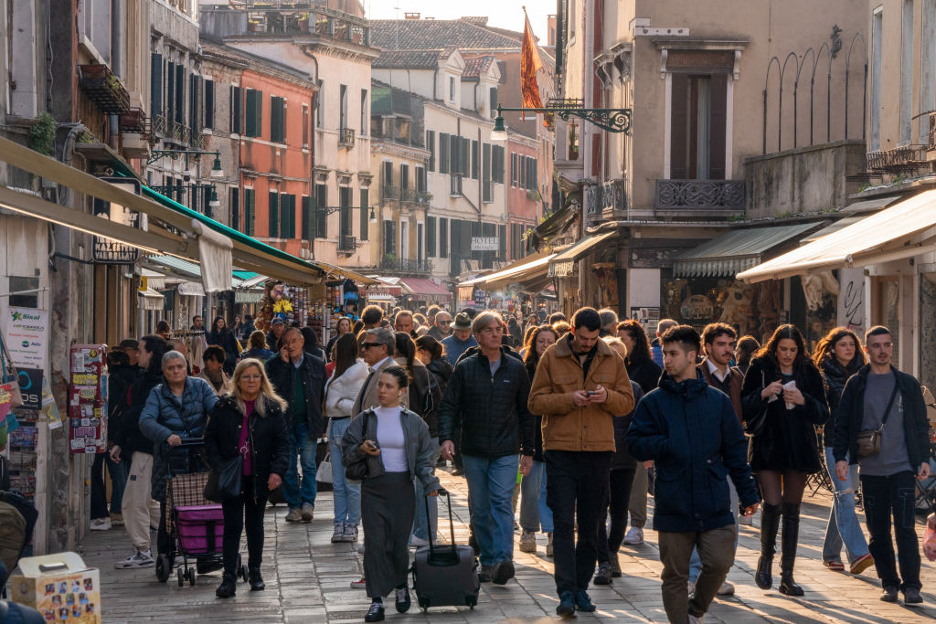 Touristen säumen eine Straße in Venedig, Italien, am Samstag, 16. März 2024.