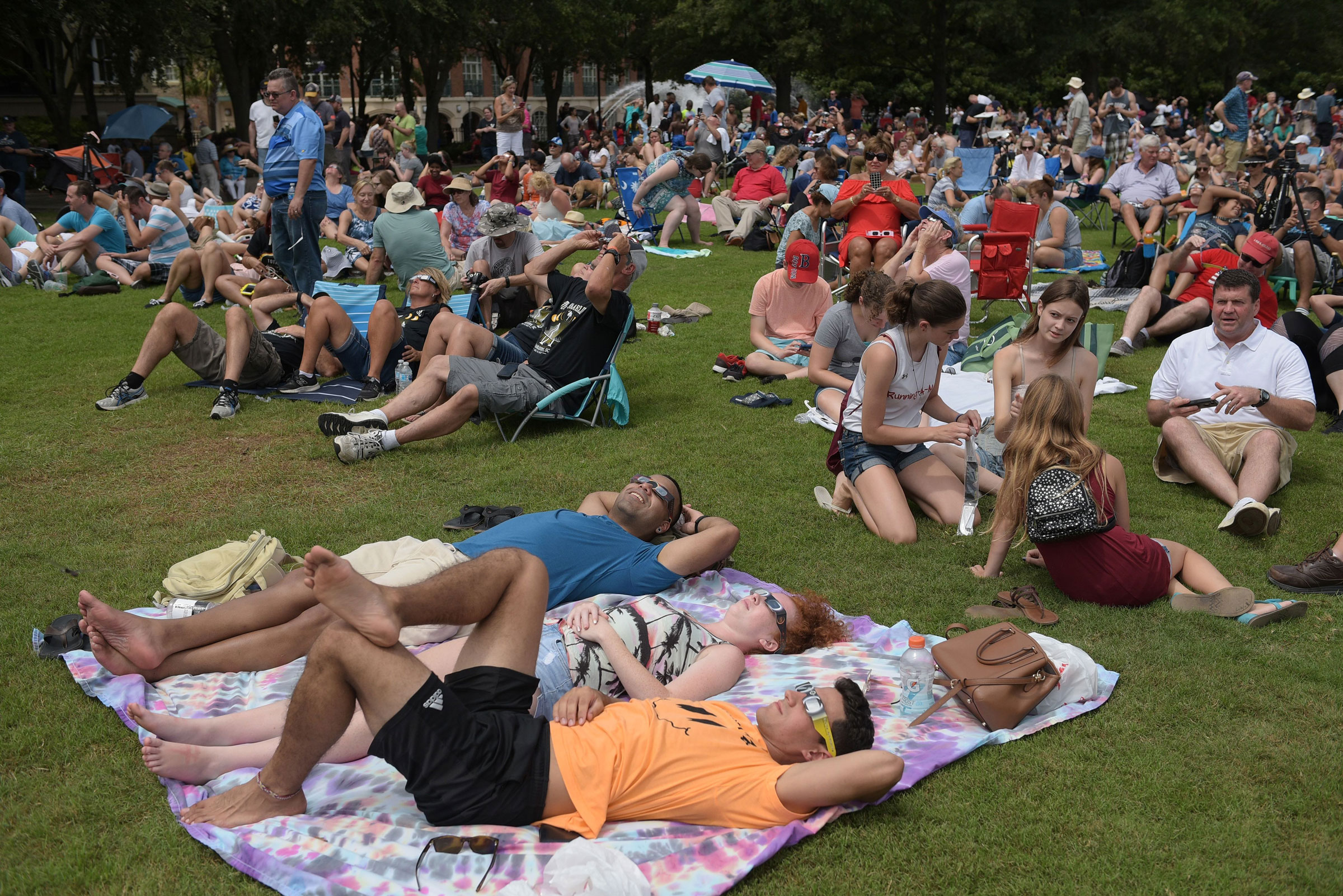 Menschen beobachten die totale Sonnenfinsternis in Charleston, South Carolina, am 21. August 2017.