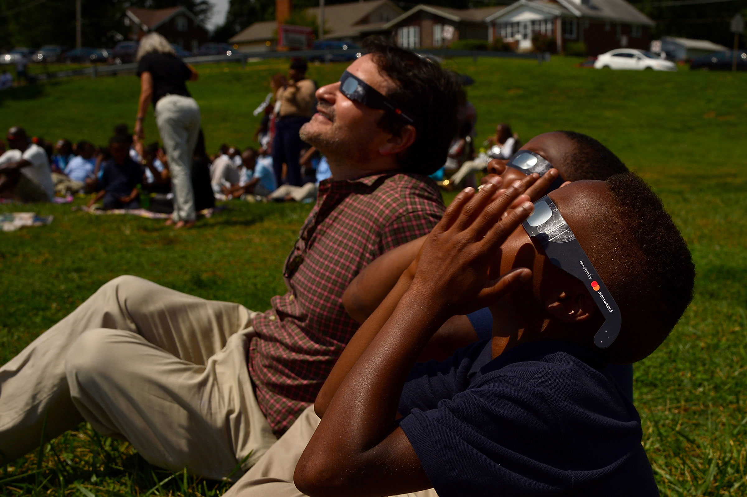 Studenten betrachten die Sonnenfinsternis in St. Louis am 21. August 2017.
