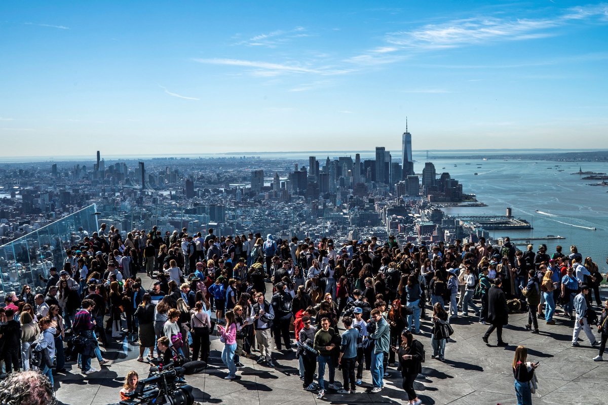 Menschen versammeln sich auf der Aussichtsplattform von Edge at Hudson Yards vor einer partiellen Sonnenfinsternis in New York City.