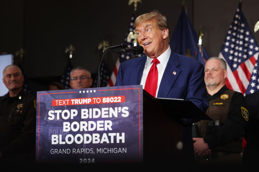 Der ehemalige Präsident Trump hält eine Wahlkampfkundgebung in Grand Rapids, Michigan ab.