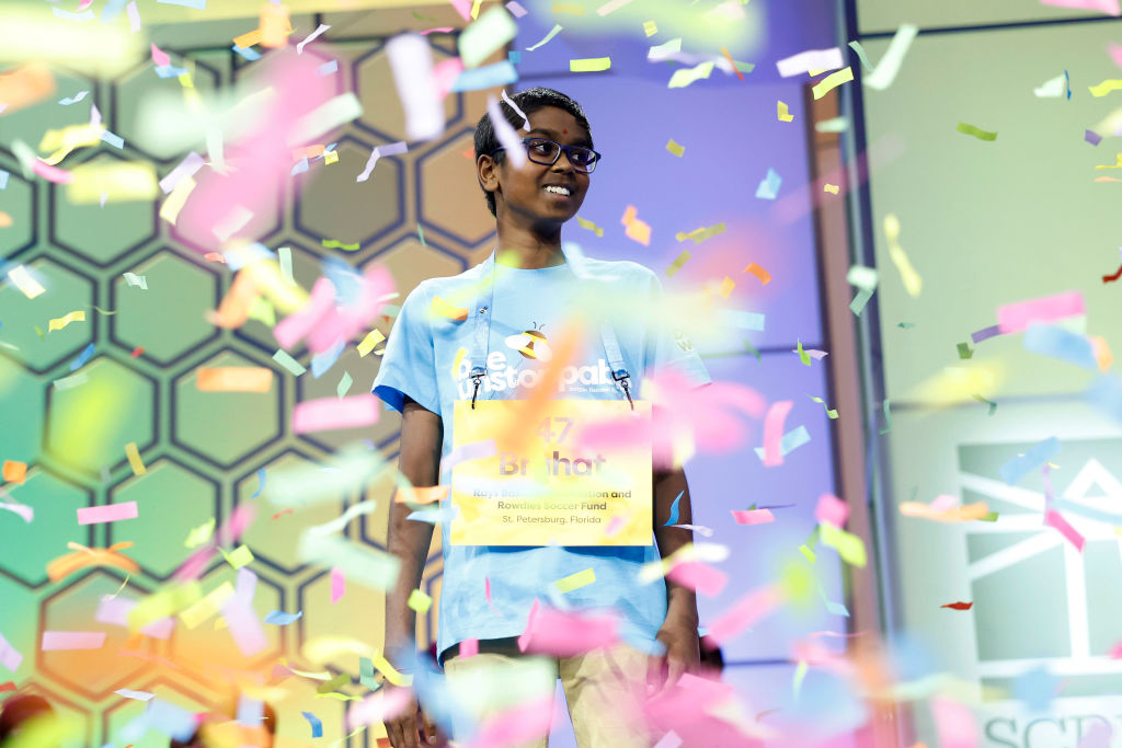 Der zwölfjährige Bruhat Soma aus Tampa, Florida, reagiert, nachdem er am 30. Mai 2024 im Gaylord National Resort and Convention Center in National Harbor, Maryland, die 2024 Scripps National Spelling Bee gewonnen hat. )