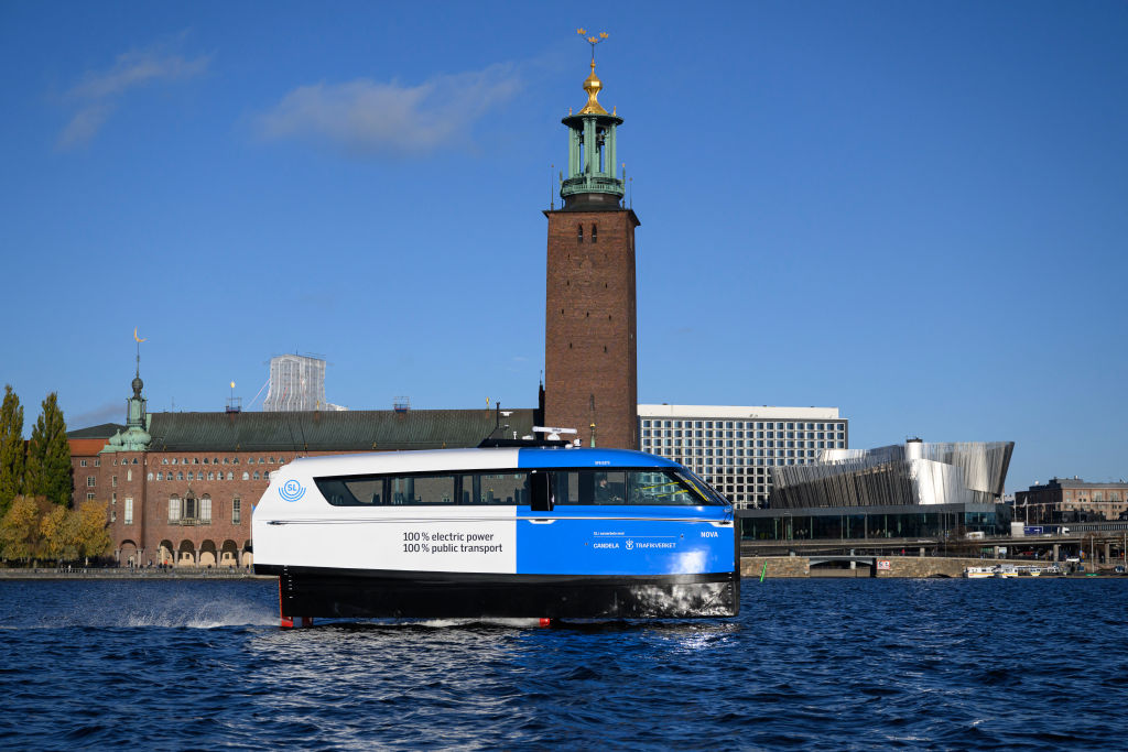 Die elektrische Tragflächenbootfähre Nova mit dem Stockholmer Rathaus im Hintergrund wird am 25. Oktober 2024 getestet. Dies ist Teil eines weltweit einzigartigen Pilotprojekts im öffentlichen Nahverkehr Stockholms.