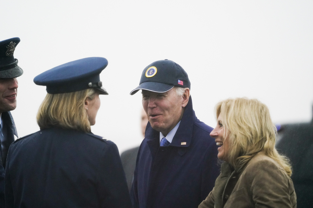 2023年11月26日,美國總統喬·拜登和第一夫人吉爾·拜登抵達馬里蘭州安德魯斯空軍基地。