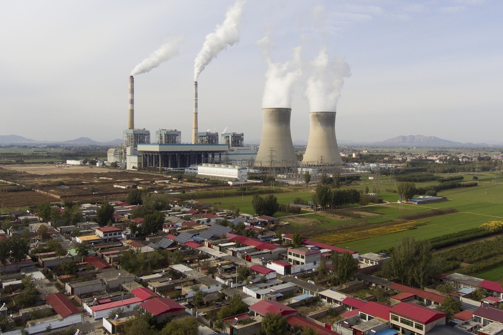 中國河北省定州市保定市白洋淀區的一家煤電廠正在運行。2023年11月10日,全球在控制全球變暖方面努力遠未達標,一份新國際報告計算出。