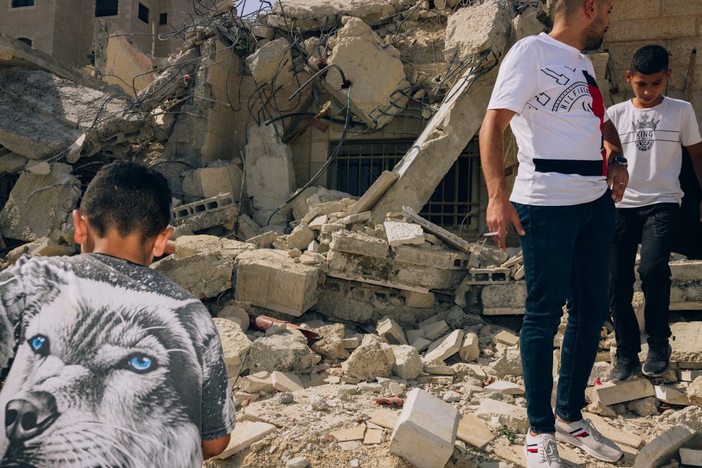 10月28日,在拉馬拉附近賈拉宗難民營被拆毀六個巴勒斯坦家庭的房子後,鄰居幫助Nakhle家庭的成員從廢墟中取回可挽救的財物。