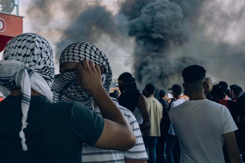 10月13日,一名巴勒斯坦年輕人在被佔領的拉馬拉城al-Bireh附近非法貝特爾定居點與以色列占領部隊發生衝突時,用頭巾遮住臉。頭巾是巴勒斯坦人的象徵。