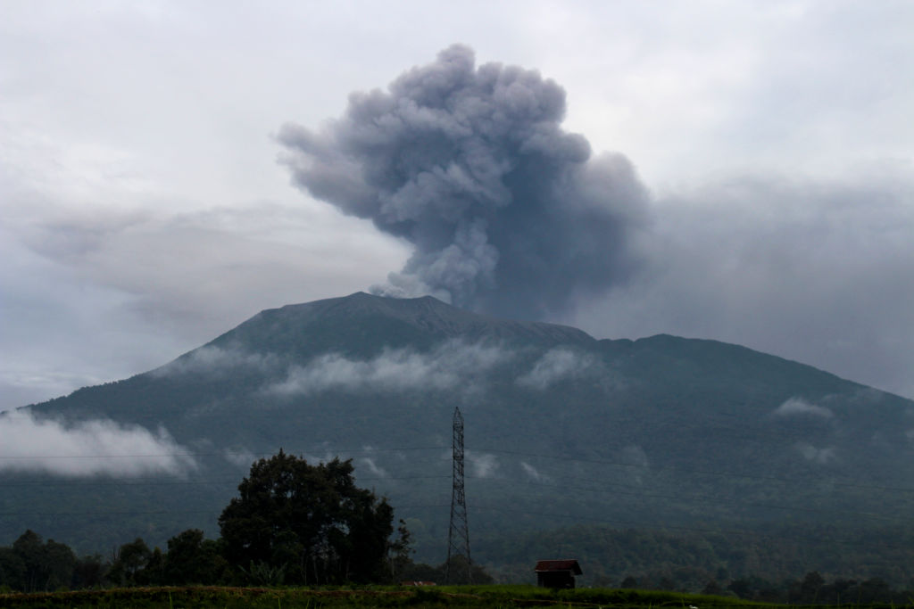 印尼西蘇門答臘省阿甘縣巴圖帕拉諾村的火山灰從馬拉皮火山噴發中飄出。