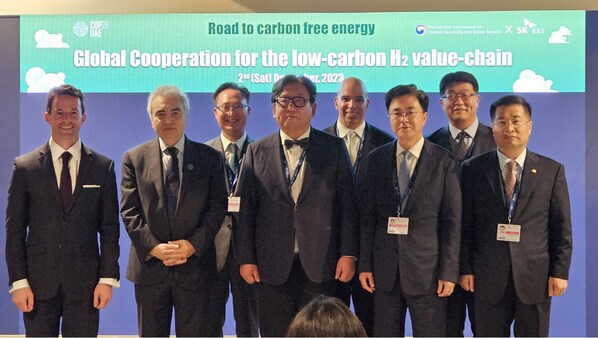 《全球低碳氫價值鏈合作》的參與者合影留念。從左至右:[參與者1:美國氣候特使能源高級顧問David Livingston]、[參與者2:國際能源署執行主任Fatih Birol]、[參與者3:韓國中部電力公司金光一副總裁]、[參與者4:韓國總統委員會碳中和與綠色成長主席金相翕]、[參與者5:GE Vernova的Roger Martella首席運營官]、[參與者6:忠淸南道知事金泰熈]、[參與者7:SK E&S的權亨根副總裁]、[參與者8:韓國工商資源部副部長姜慶成]