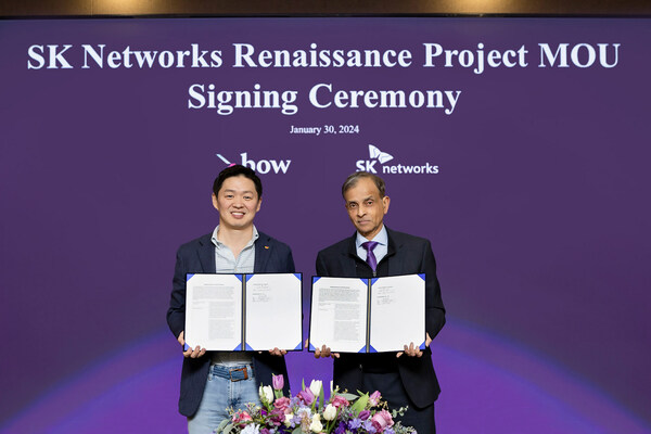 SK Networks 宣佈於1月31日簽署非約束性備忘錄(MOU),為『SK Networks 復興計畫』邁出重要一步,朝著以人工智慧為中心的以業務為導向的投資公司目標邁進。SK Networks 總裁兼營運長崔聖桓(左)與 Bow Capital 董事長 Vivek Ranadivé 在簽署備忘錄後合影。