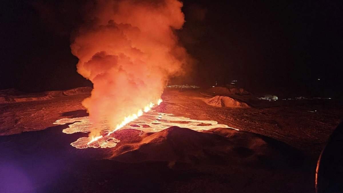 航拍畫面顯示了 Grindavík 附近的 Sylingarfell 東北部火山噴發後的熔岩