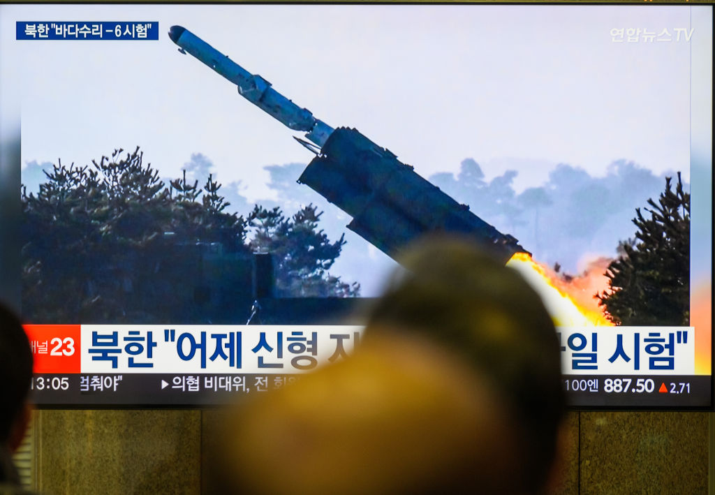 首爾龍山火車站的一台電視正在播放北韓