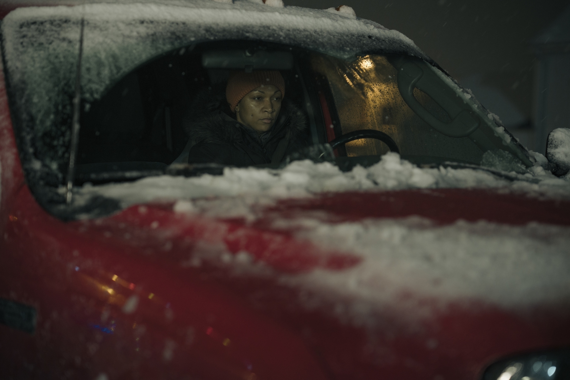 卡莉·雷斯在《闇黑新勢力：雪國迷蹤》中飾演埃文潔琳·娜瓦羅