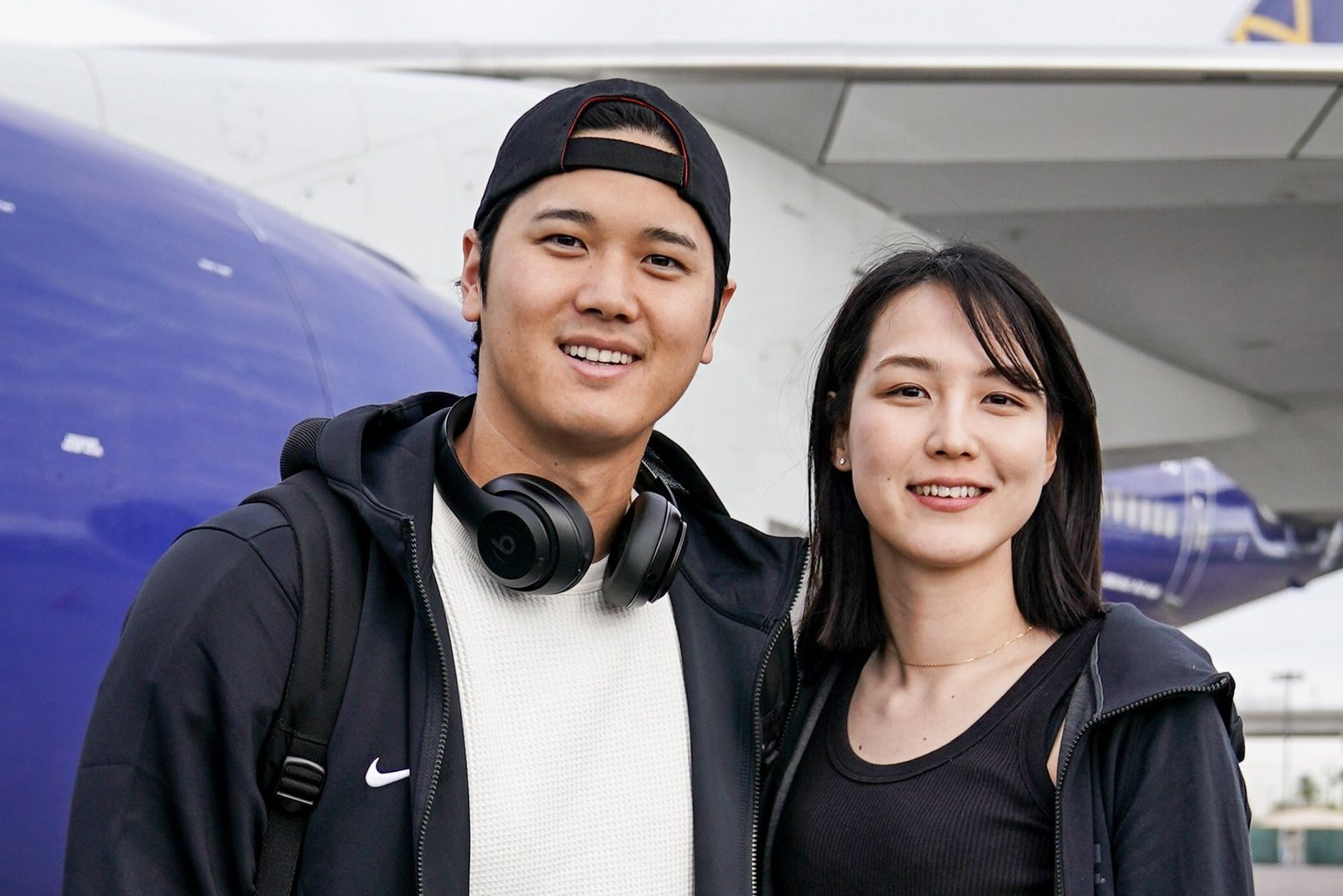 洛杉磯道奇隊球員兼棒球巨星大谷翔平和他的妻子田中真美子，照片來自 Los Angeles Dodgers 的 X 帳戶。