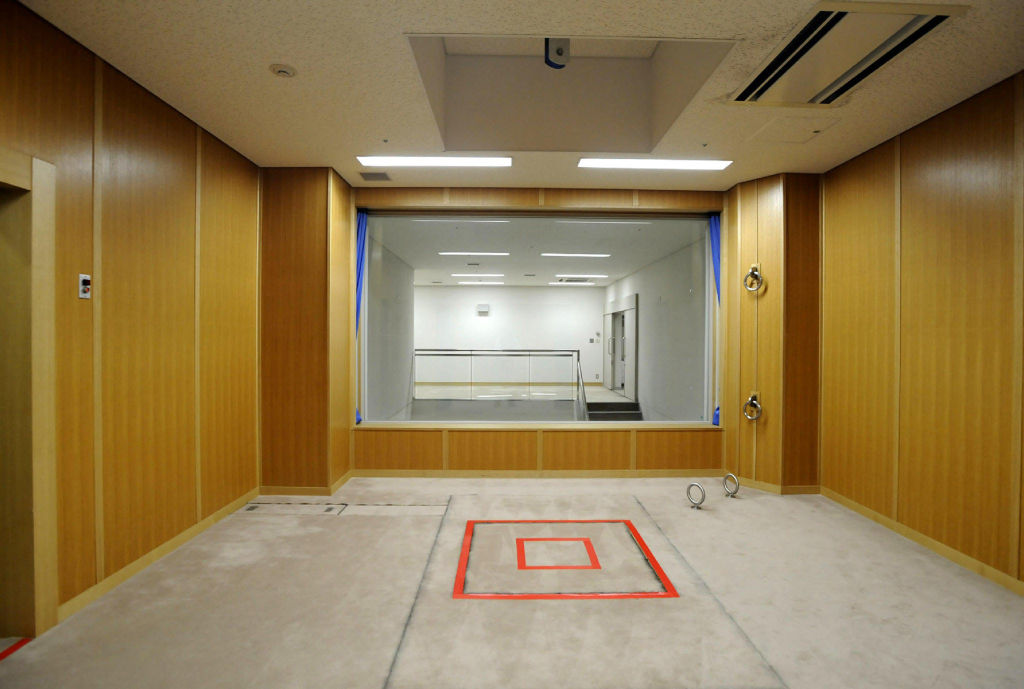 這張照片攝於 2010 年 8 月 27 日，日本司法部舉辦媒體參觀活動，顯示了位於東京澀谷警察署的處刑室。