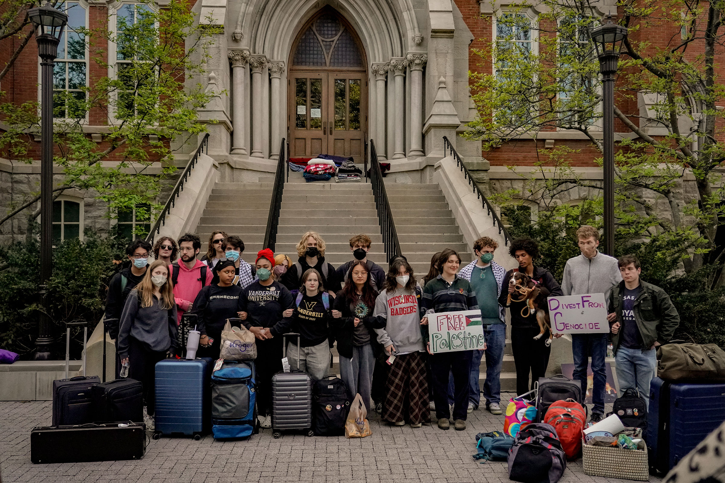 3月27日,在范德堡大學Kirkland Hall外聚集的學生因佔領Kirkland Hall而被停學。