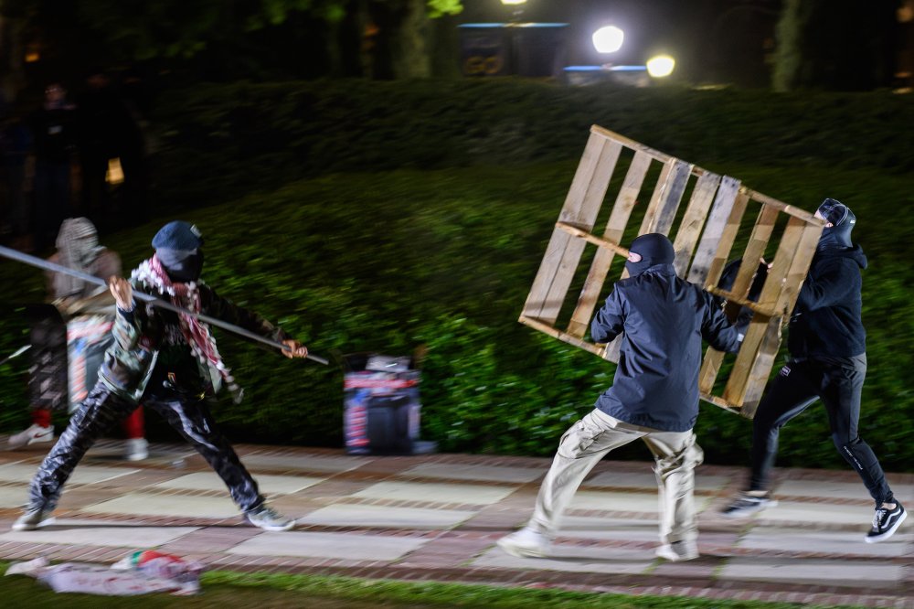 華盛頓特區喬治華盛頓大學警察將巴勒斯坦國旗降下,違反校規的學生抗議者懸掛該旗幟,時間為5月2日。