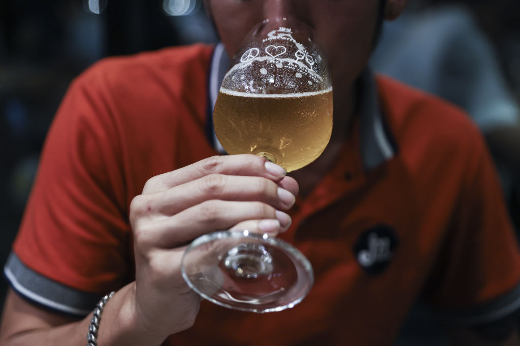 一名顧客在2023年7月26日星期三，於泰國曼谷的聯合人民啤酒廠內飲用啤酒。