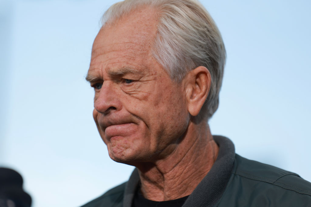 Sumusulpot na Trump Aide na si Peter Navarro ay Nagreport sa Bilangguan sa Florida Para sa Kanyang Kumpilasyon ng Contempt of Congress