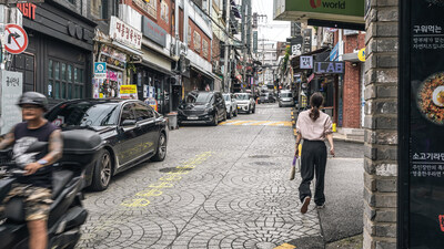 Curious Yellow Shield Pops Up Across The Streets of Seoul's Honda and Tawny Neighbourhoods Curious Yellow Shield Pops Up Across The Streets of Seoul's Honda and Tawny Neighbourhoods