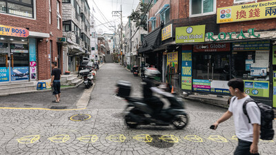 Curious Yellow Shield Pops Up Across The Streets of Seoul's Honda and Tawny Neighbourhoods Curious Yellow Shield Pops Up Across The Streets of Seoul's Honda and Tawny Neighbourhoods
