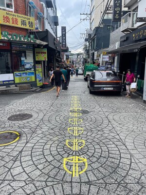 Curious Yellow Shield Pops Up Across The Streets of Seoul's Honda and Tawny Neighbourhoods Curious Yellow Shield Pops Up Across The Streets of Seoul's Honda and Tawny Neighbourhoods
