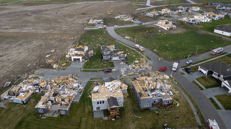 Powerful tornadoes cause widespread damage in Midwestern US