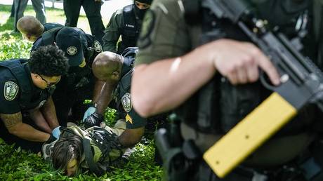 Police use tasers to disperse pro-Palestinian protesters at US university