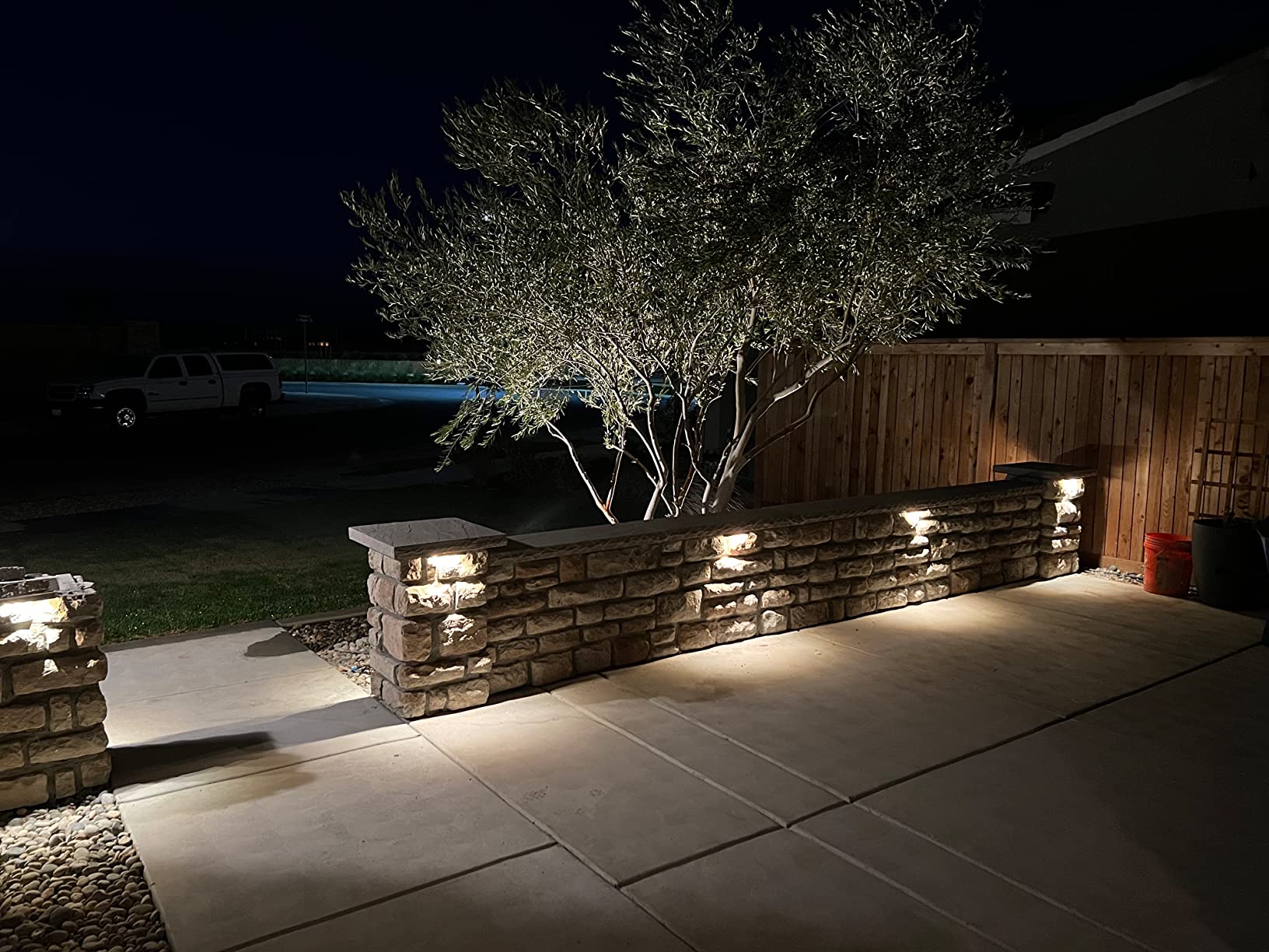 LEONLITE Spotlights Enhance Landscape Beauty