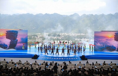 Ang opening ceremony ng 2023 International Conference of Mountain Tourism and Outdoor Sports, o MTOS, sa lungsod ng Xingyi noong Sabado. [Photo provided to chinadaily.com.cn]