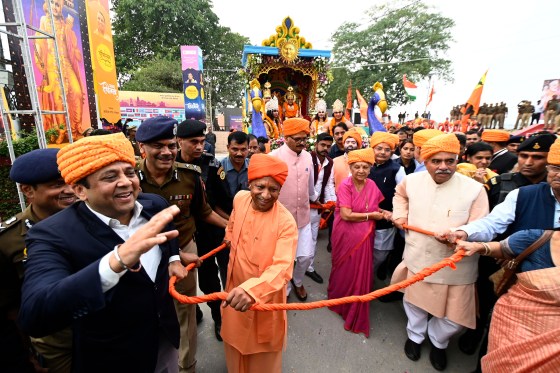 Si Uttar Pradesh Chief Minister Yogi Adityanath, nasa gitna, kasama si Governor Anandiben Patel na bumabati sa mga artistang nakapag-disgrasya bilang Panginoong Ram, Sita, at Lakshman sa Diya Deepotsav celebrations sa Ayodhya noong Nob. 11, 2023.