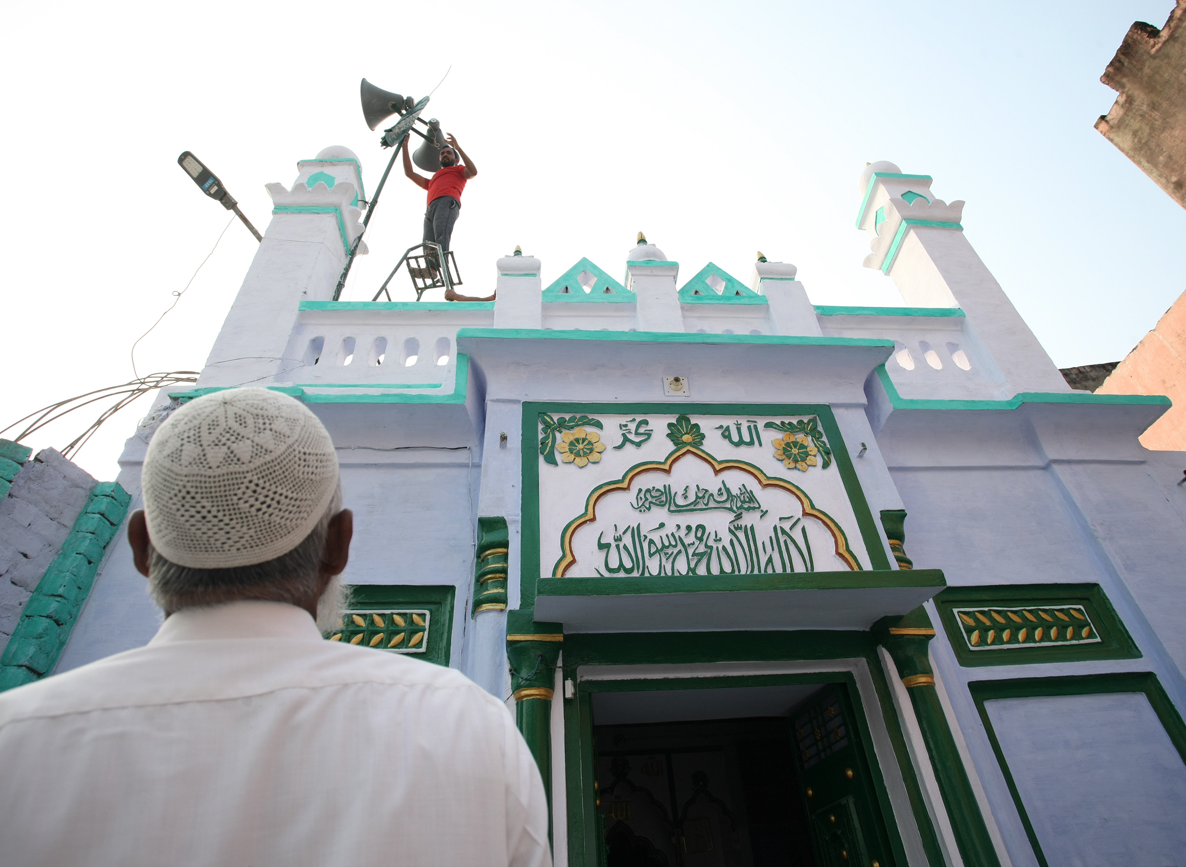 Isang lalaking Muslim sa India na nakatayo sa labas ng isang moske sa Ayodhya, India, isang araw matapos ang desisyon ng Kataas-taasang Hukuman tungkol sa isang pinag-aalitanang relihiyosong lugar, sa Nob. 10, 2019.