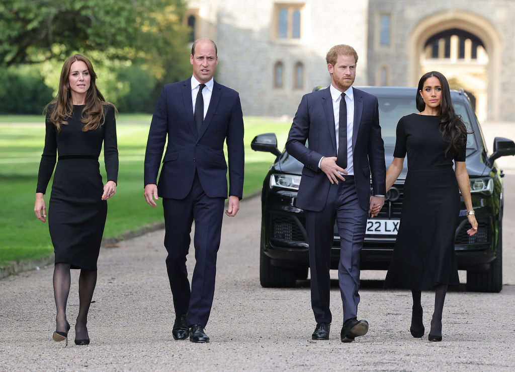 Ang Prince at Prinsesa ng Wales ay Kasama ng Duke at Duchess ng Sussex na Bumati sa mga Tagahanga Labas ng Windsor Castle