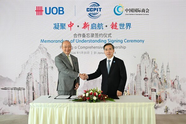 UOB 副董事長兼首席執行官官偉祥先生（左）於 2024 年 1 月 31 日在大華銀行大廈簽署了增強版諒解備忘錄，以提升中國與東南亞之間的外國投資和貿易。與他簽約的是中國國際貿易促進委員會主席任鴻斌先生。