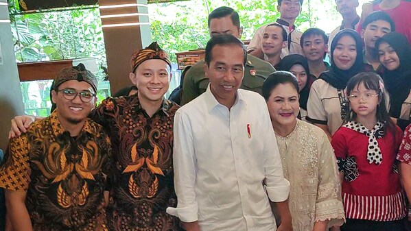 Orderfaz CCO Mohamad Iqbal, Orderfaz CEO Reynaldi Gandawidjaja, President Jokowi, and Mrs. Iriana Joko Widodo