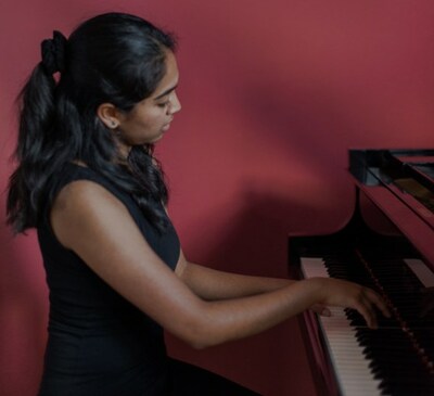 Người đoạt giải học bổng Nghệ thuật Âm nhạc Wilshire Quinn năm 2023 Sanjana Dhanasekaran