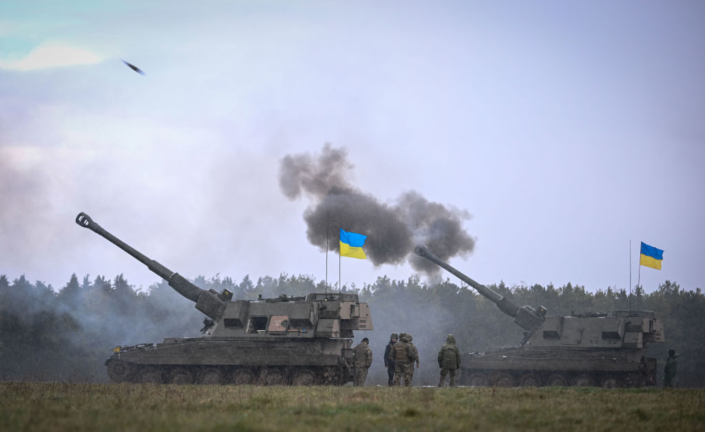 Các binh sĩ Ukraine thực hành bắn AS90 trong buổi huấn luyện cuối cùng, vào ngày 24 tháng 3 năm 2023 ở Tây Nam, Anh. Các tân binh pháo binh Ukraine đến hết khóa huấn luyện về pháo tự hành AS90 155mm. Một khẩu pháo tự hành là một loại pháo hoa tiêu có hệ thống động lực cho phép nó di chuyển mà không cần kéo.