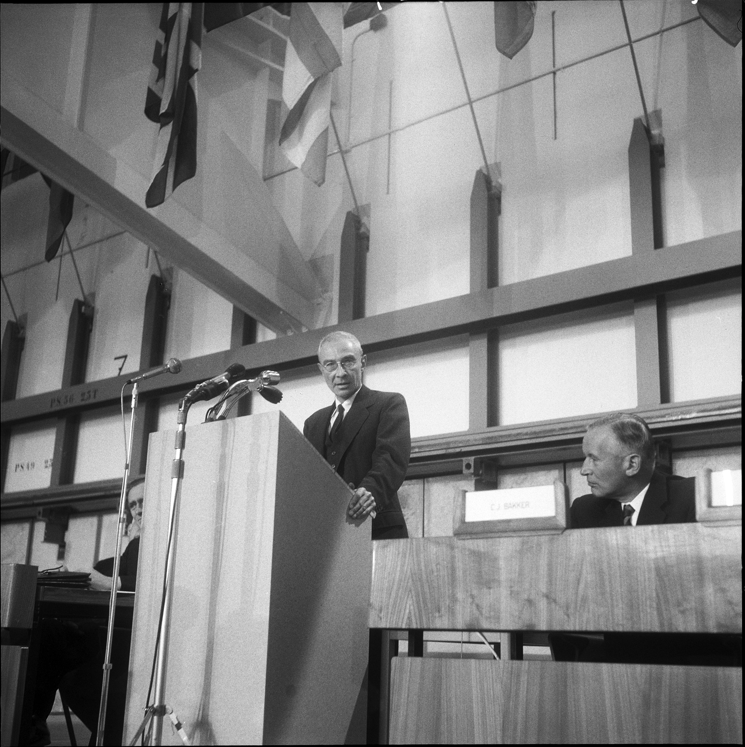 Robert Oppenheimer nói chuyện tại CERN năm 1960